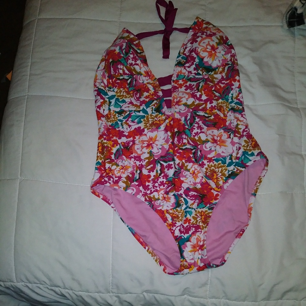 🚨FINAL SALE🚨 Beautiful Floral swim suit